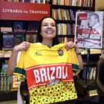 Juliana Brizola com a camisa do Bloco de Carnaval ORFÃOS DE BRIZOLA