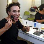 Marcelo Médici se maquiando no camarim