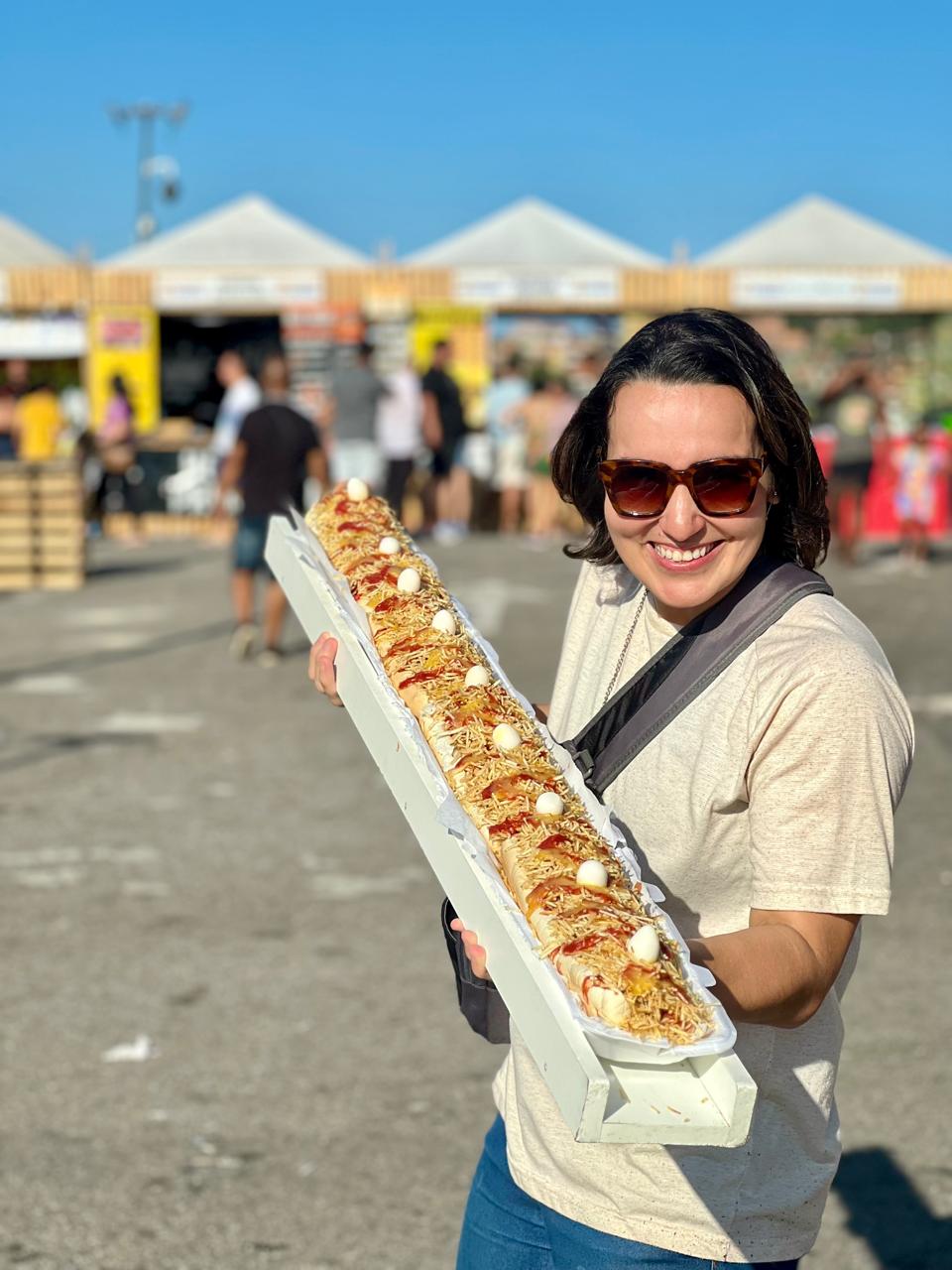 FOTO SUZANNE MALTA E CACHORRO QUENTE 1 M 20 CM - CRÉDITO ONDE COMER NO RIO