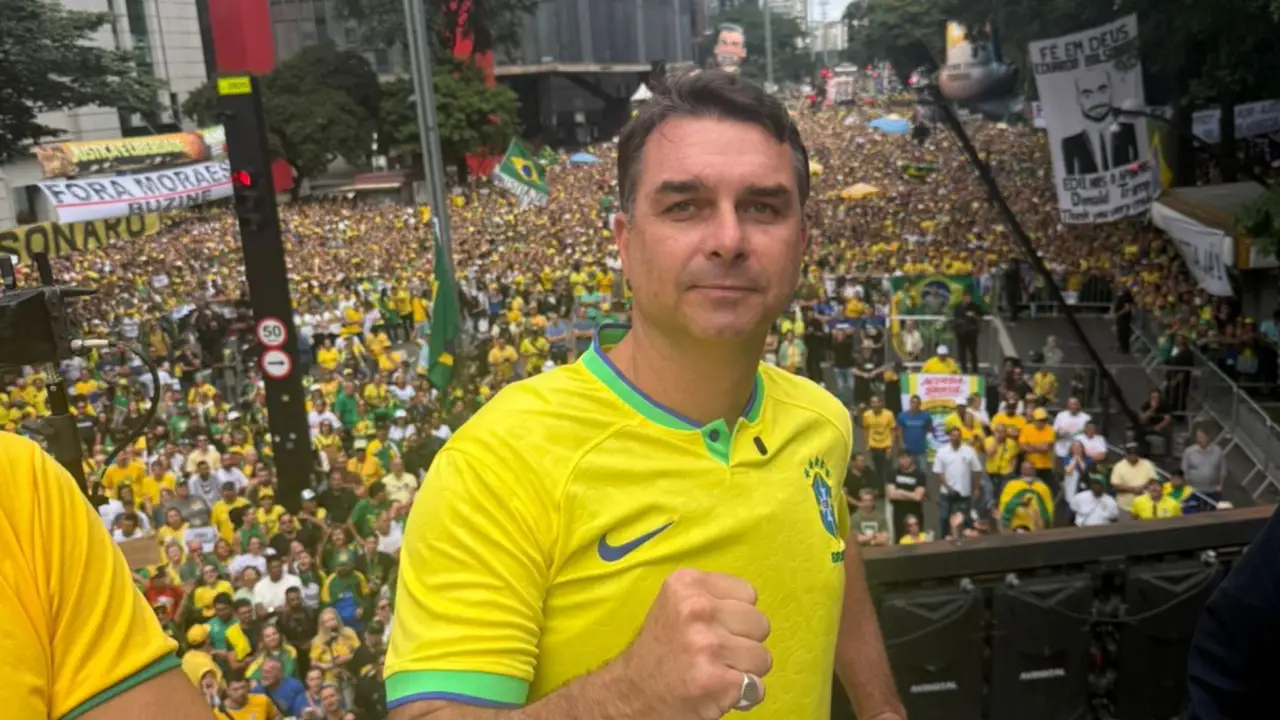 Flavio-Bolsonaro-colete-balas-Av-Paulista-