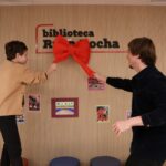 Pedro Rocha, neto de Ruth e Aluno do Band fazem a inauguração oficial ao tirar fita de nova placa da Bibliotca Ruth Rocha no Colégio Bandeirantes