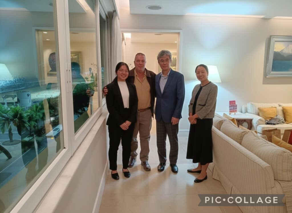 O Consul geral do Japão ,Takashi Manabe com Bayard Boiteux e as diplomatas japonesas Kayo Yoshida e Kotomi Matsumoto
