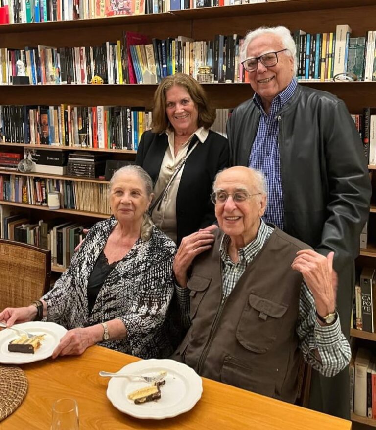 Miro Teixeira e sua mulher, Leonora Sabino Teixeira, com Zuenir Ventura e Mary Ventura