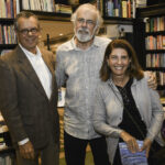 o casasl João Afonso e Kitty Assis cercando Pedro Tebyriçá