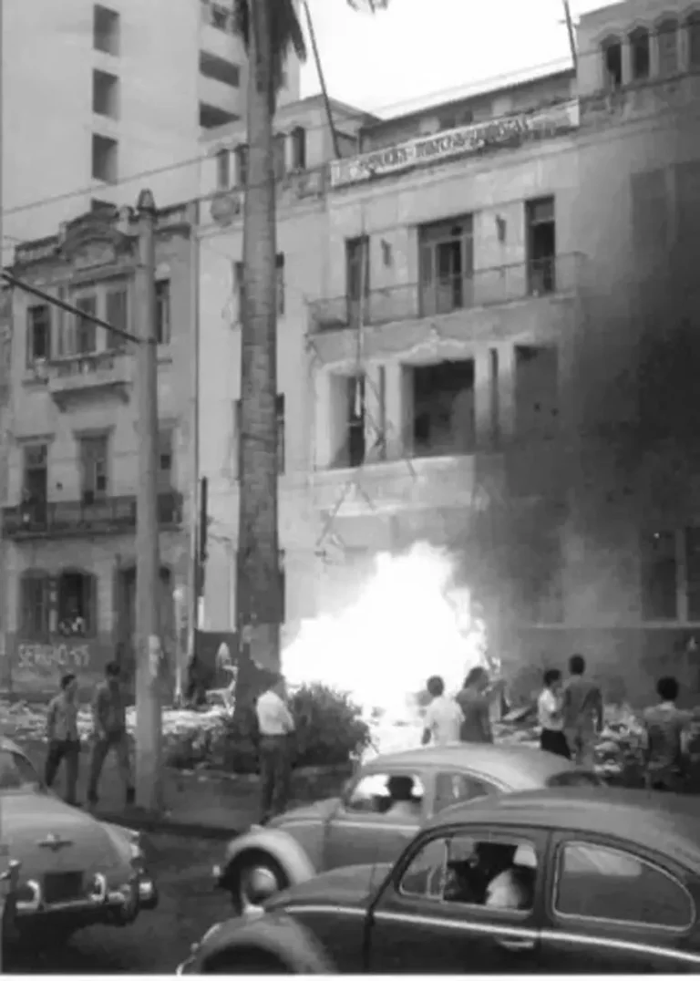 Sede-da-União-Nacional-dos-Estudantes-sendo-incendiada-no-1o-de-abril-de-1964.jpg-1