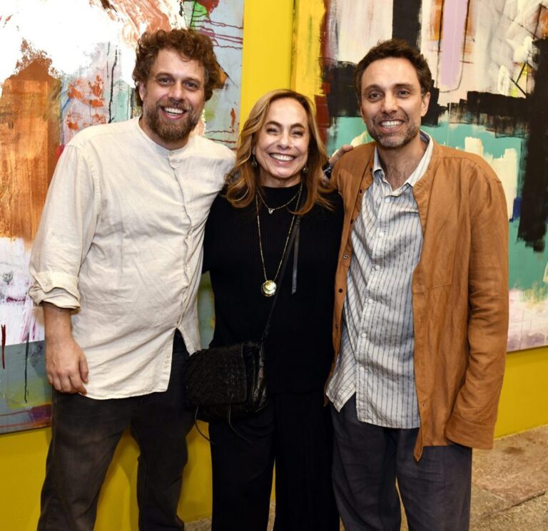 Cissa Guimarães entre os filhos João e Thomaz Velho