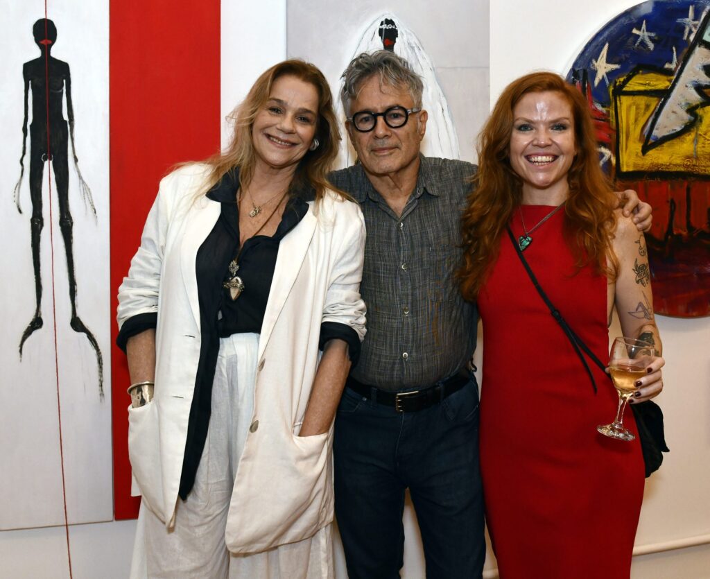 O curador Paulo Venancio Filho entre as artistas Dora Pellegrino e Tuca Sodré