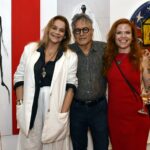 O curador Paulo Venancio Filho entre as artistas Dora Pellegrino e Tuca Sodré