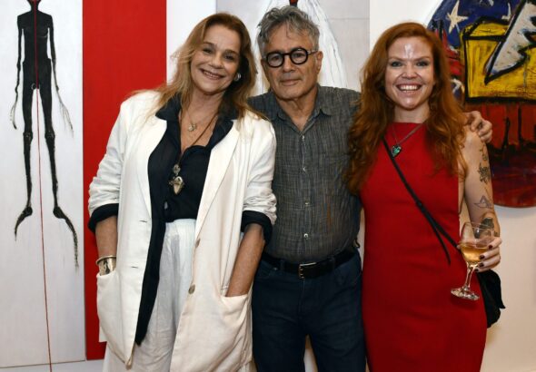 O curador Paulo Venancio Filho entre as artistas Dora Pellegrino e Tuca Sodré