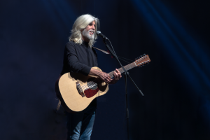 Foto-de-Dani-Santos-300x200 “A Dança dos Signos”: Oswaldo Montenegro, reafirmando a força de uma criação que atravessa gerações e continua a encantar o público com música, humor e astrologia